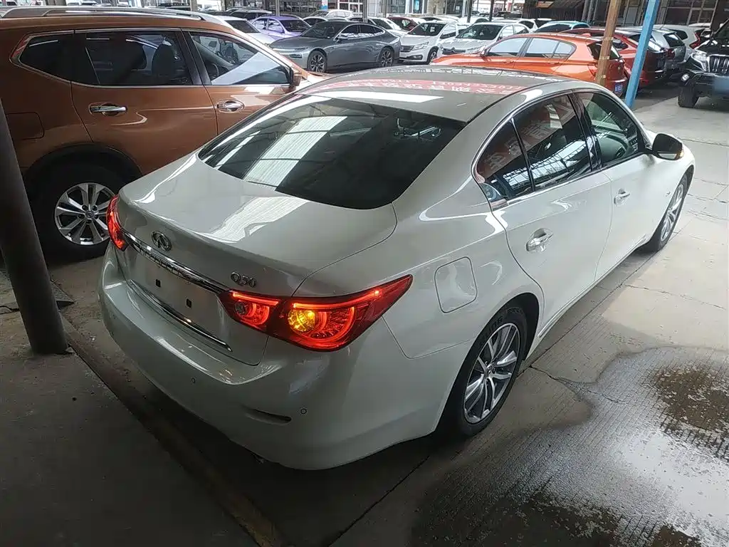 Infiniti Q50 L 2.0 T Comfort