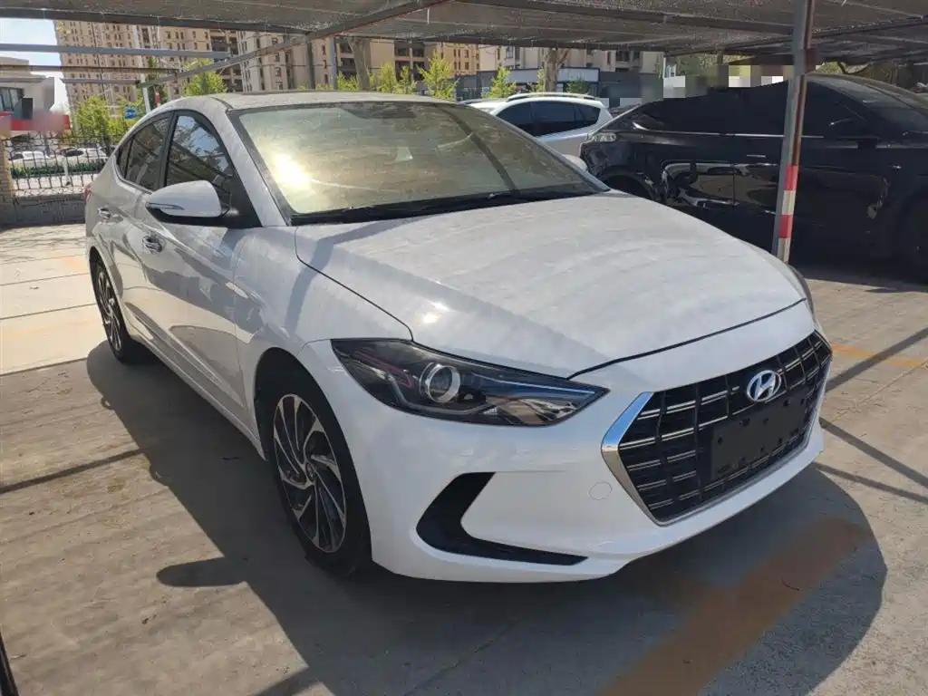 Elantra 1.4 T DCT Dynamic Shine · Active
