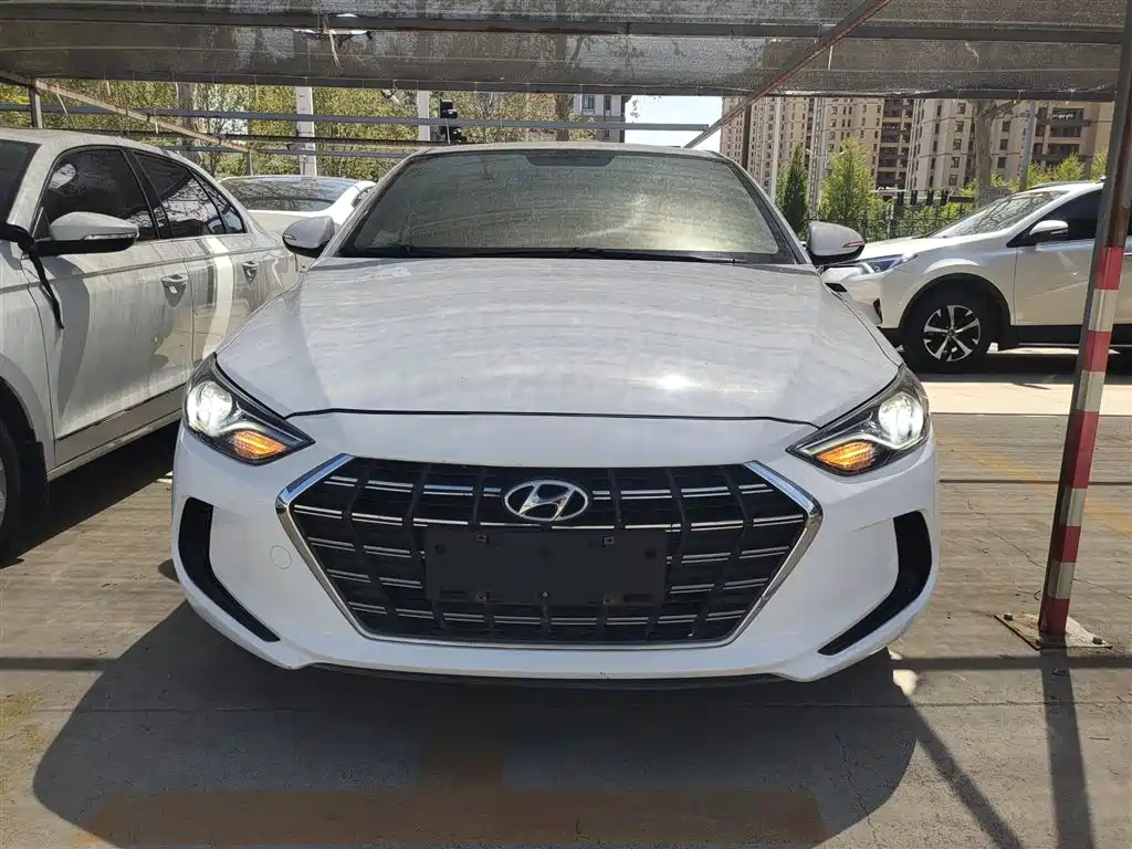 Elantra 1.4 T DCT Dynamic Shine · Active