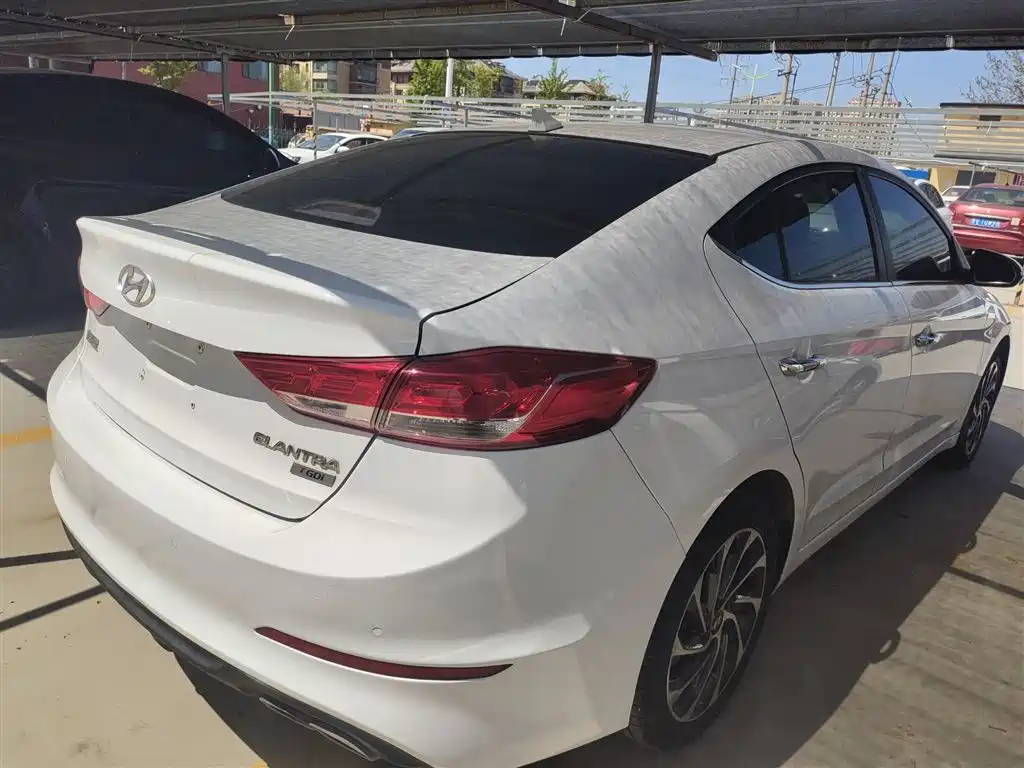 Elantra 1.4 T DCT Dynamic Shine · Active
