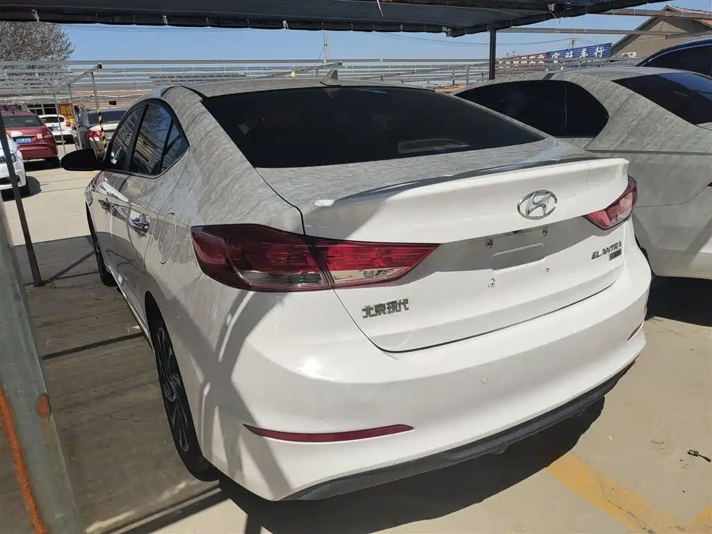 Elantra 1.4 T DCT Dynamic Shine · Active