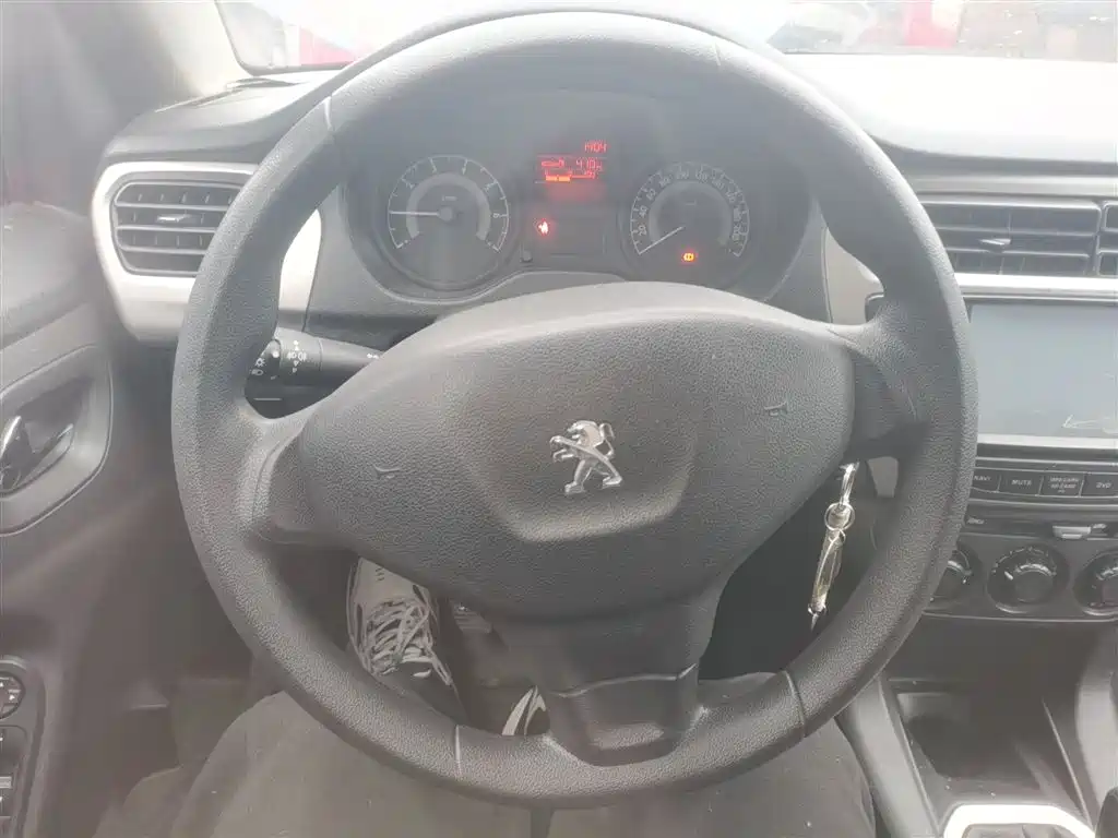 Peugeot 301 1.6 L Manual Comfort