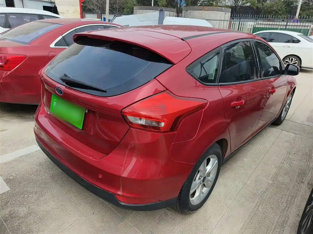 Focus Hatchback Classic 1.6 L Auto Comfort Smart Travel