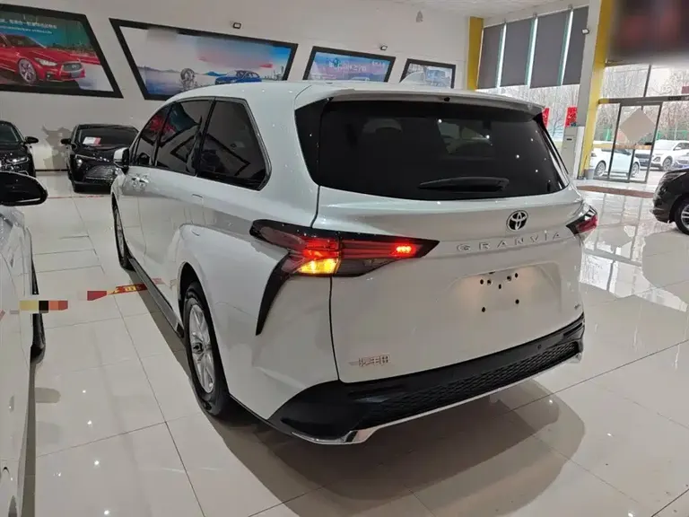 Toyota Granvia 2.5 L Hybrid Comfort