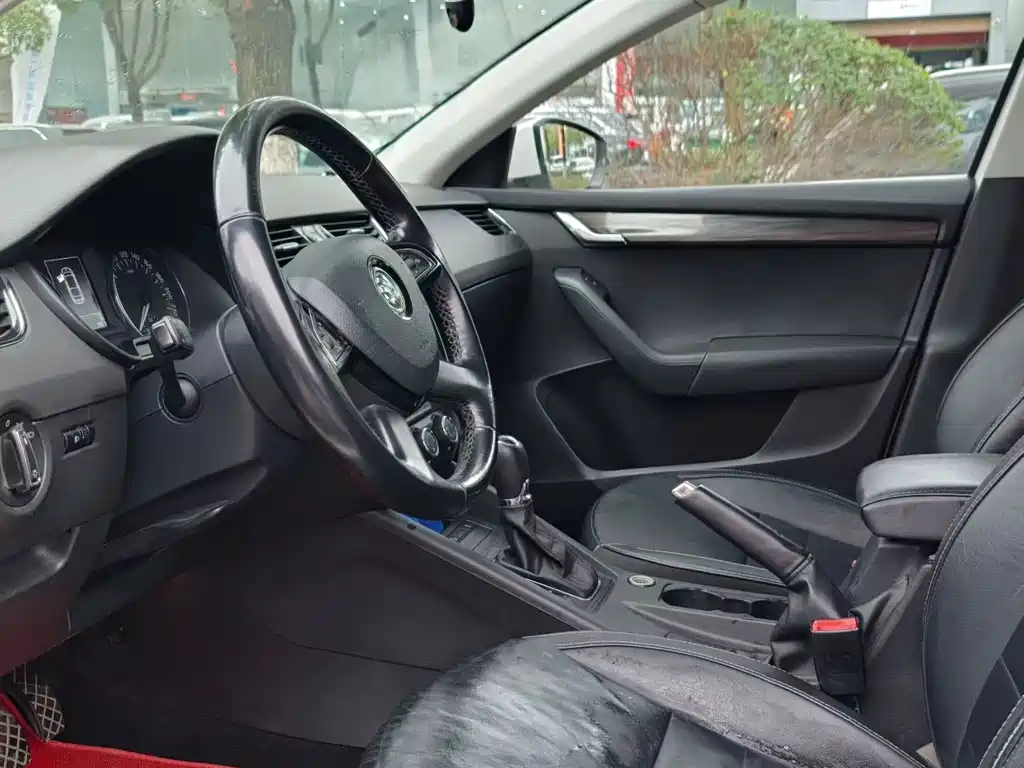 Octavia 1.6 L Auto Smart Travel