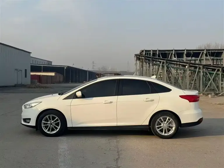 Ford Focus Sedan 1.6 L Auto Style Smart Travel
