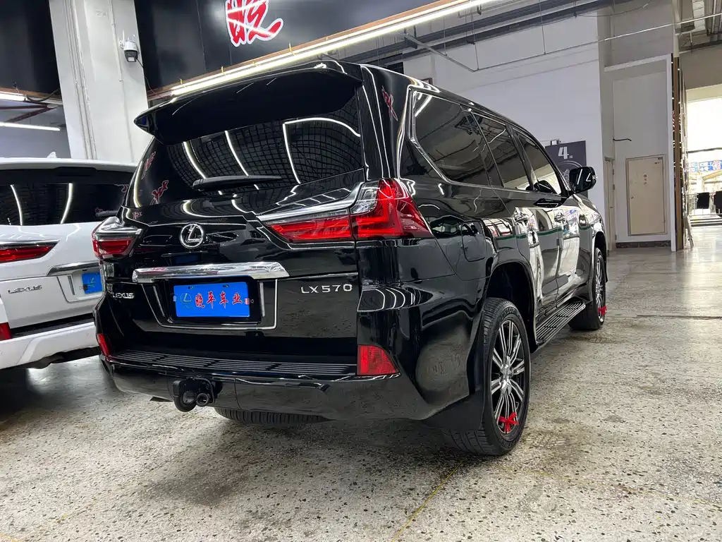 Lexus LX 570 Distinguished Luxury