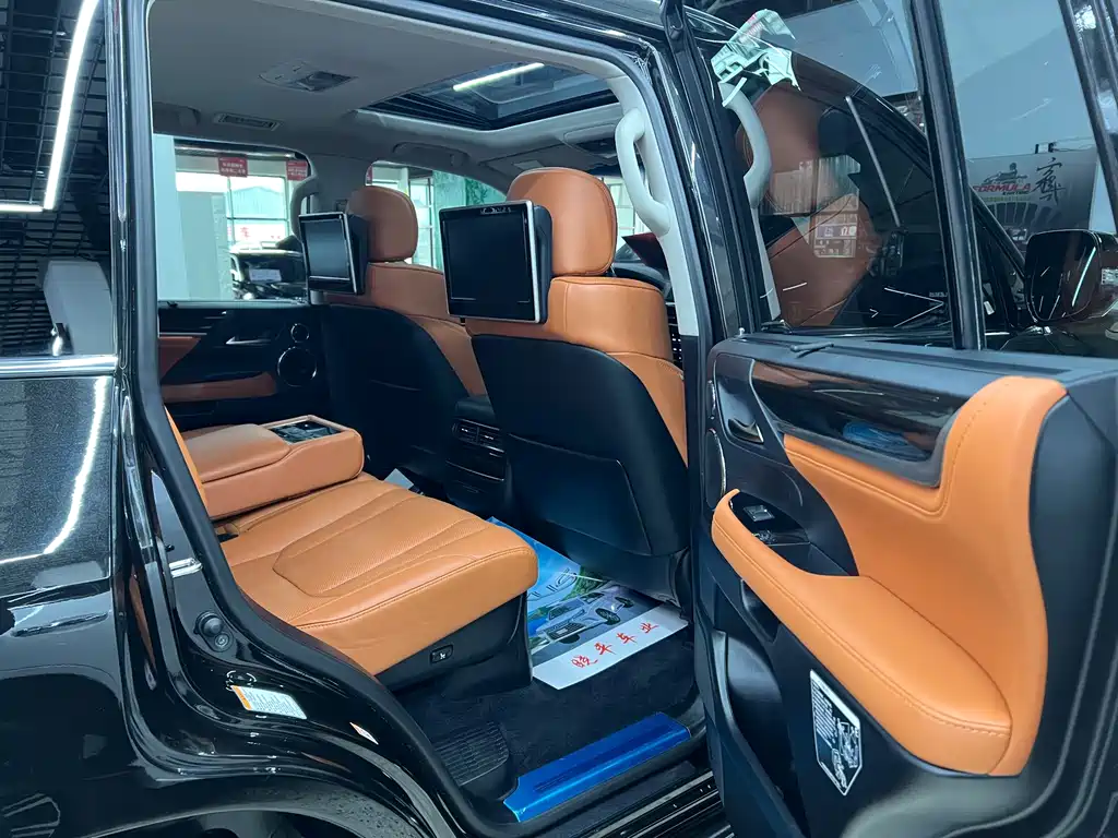 Lexus LX 570 Distinguished Luxury