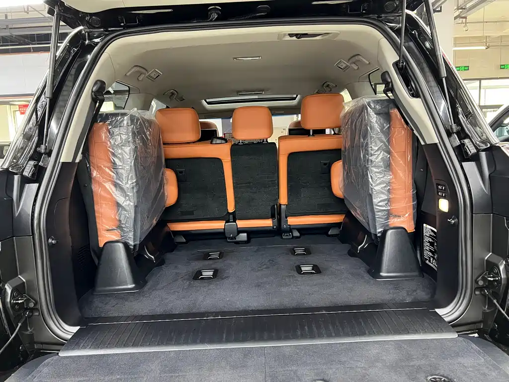 Lexus LX 570 Distinguished Luxury