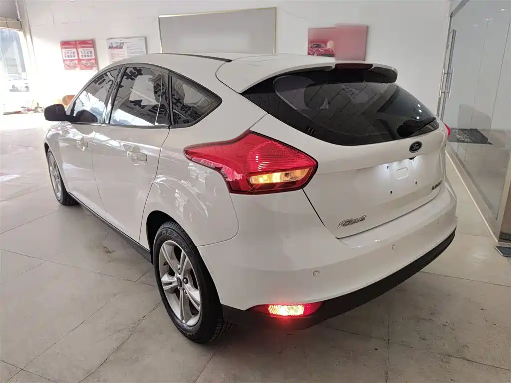 Focus Hatchback Classic 1.6 L Auto Comfort Smart Travel