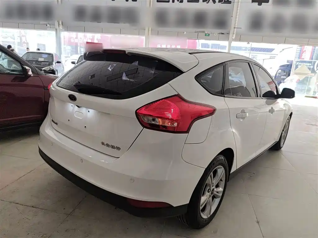Focus Hatchback Classic 1.6 L Auto Comfort Smart Travel