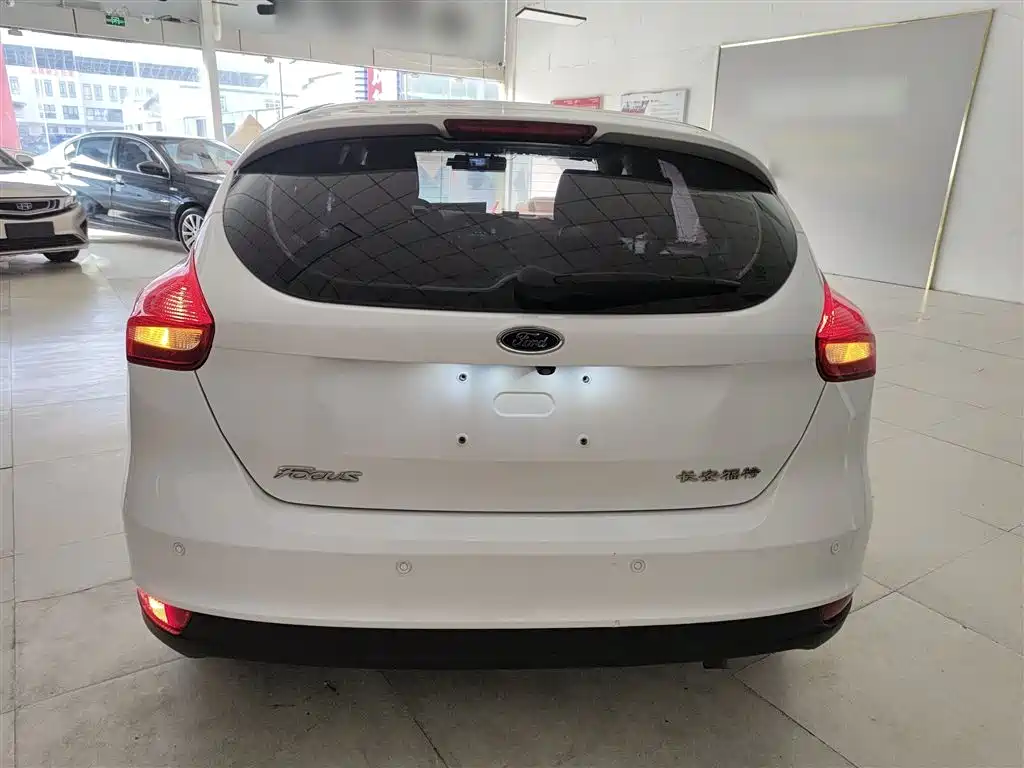 Focus Hatchback Classic 1.6 L Auto Comfort Smart Travel