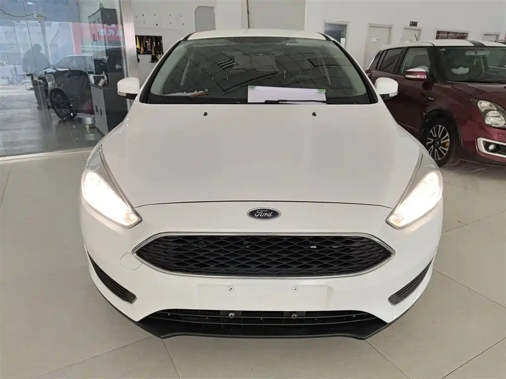 Focus Hatchback Classic 1.6 L Auto Comfort Smart Travel