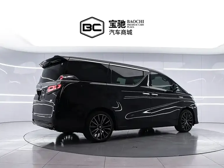 Toyota Vellfire Dual Engine 2.5 L HV Distinguished