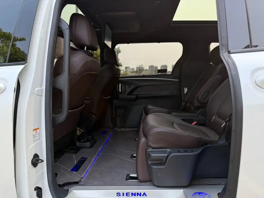 Sienna 2.5 L Hybrid Platinum