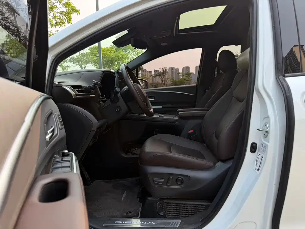 Sienna 2.5 L Hybrid Platinum