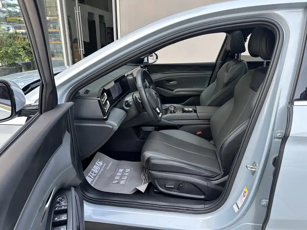 Qin L DM-i Smart Drive 80 KM Transcend