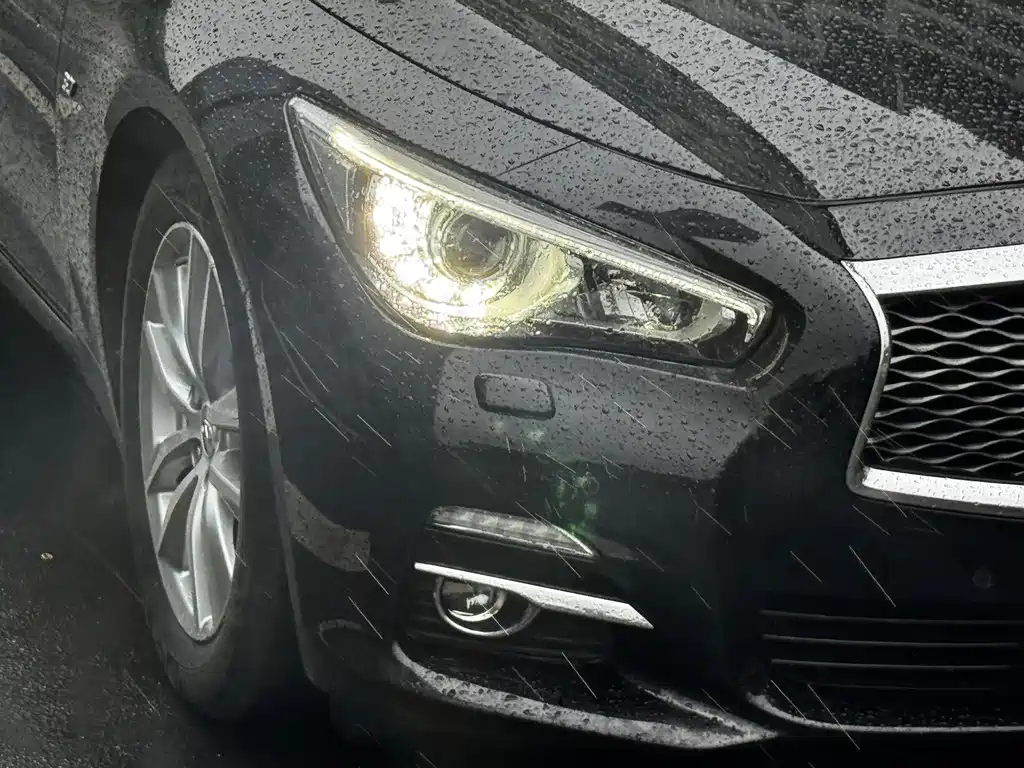Infiniti Q50 3.7 L Comfort