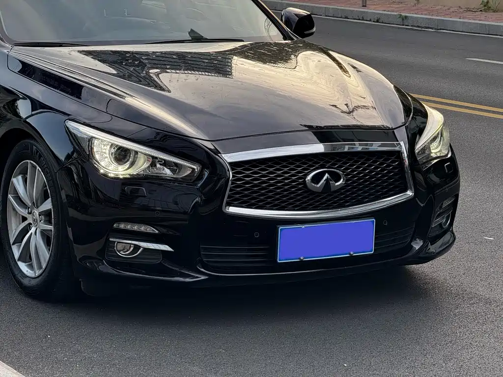 Infiniti Q50 3.7 L Comfort