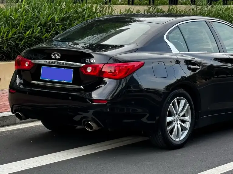 Infiniti Q50 3.7 L Comfort