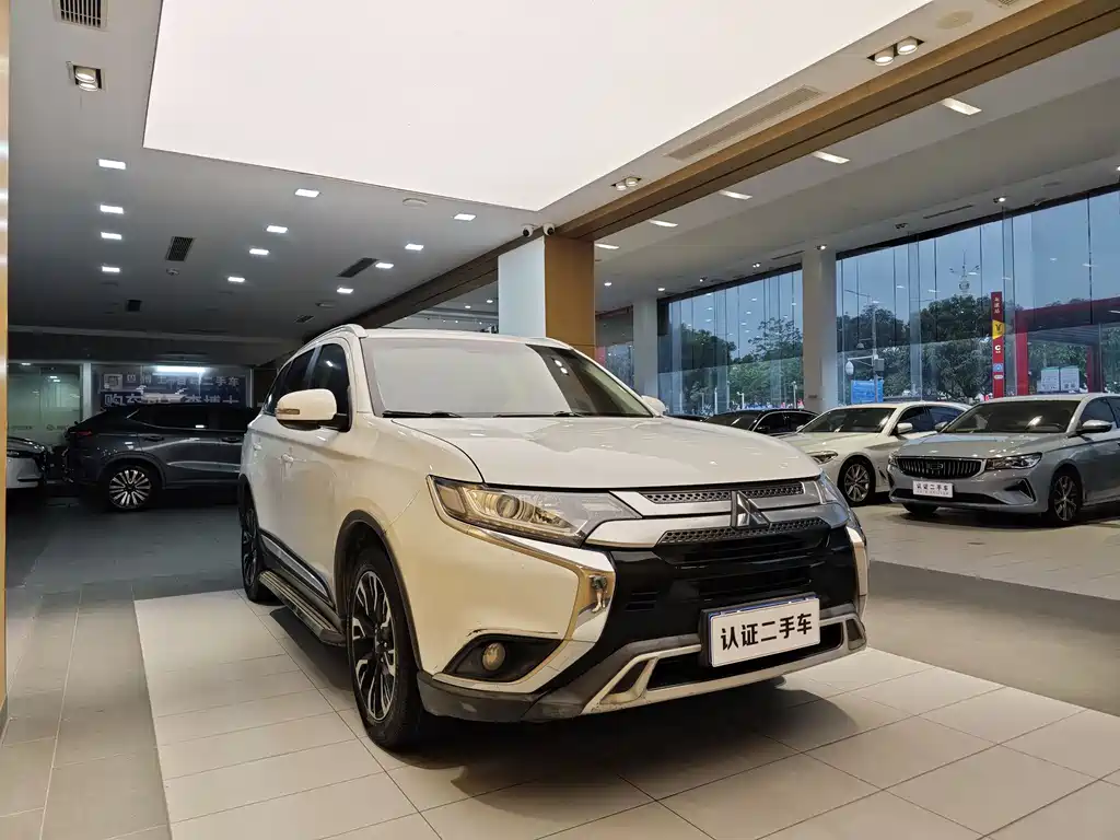 Outlander 2.0 L 2 WD Smooth Enjoyment 5-seat CN-VI
