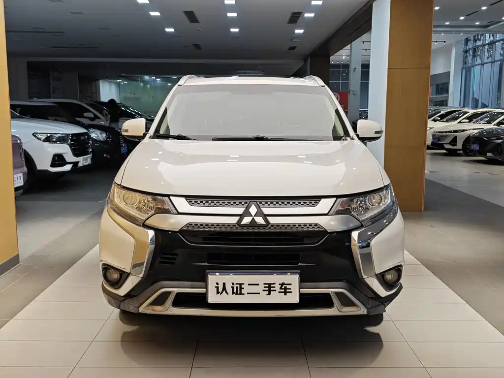 Outlander 2.0 L 2 WD Smooth Enjoyment 5-seat CN-VI