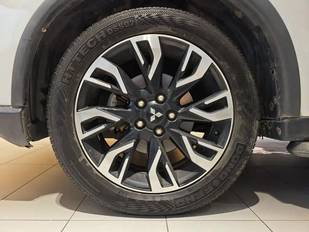 Outlander 2.0 L 2 WD Smooth Enjoyment 5-seat CN-VI
