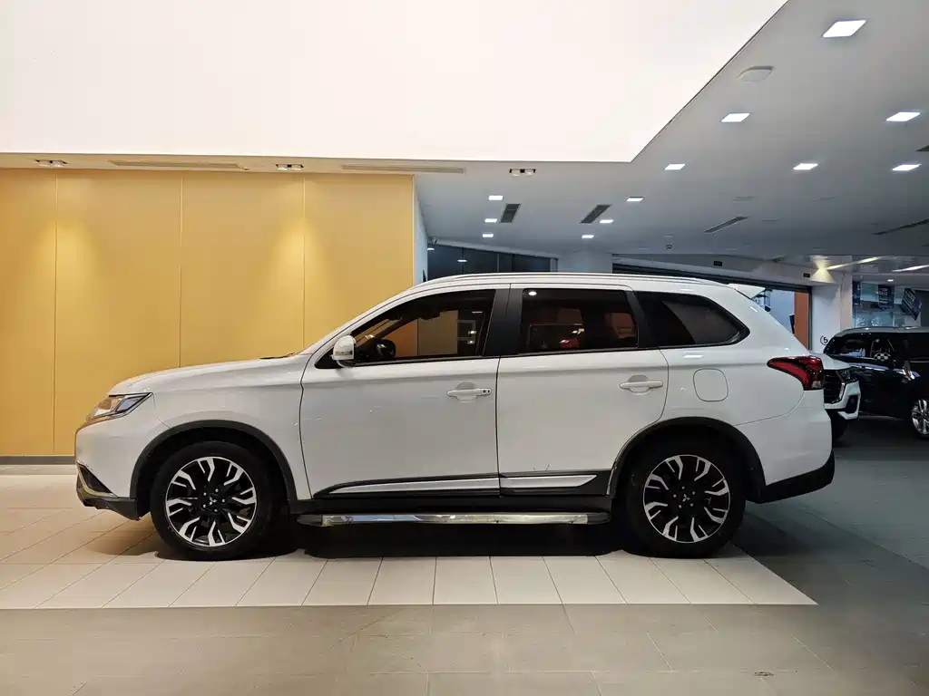 Outlander 2.0 L 2 WD Smooth Enjoyment 5-seat CN-VI