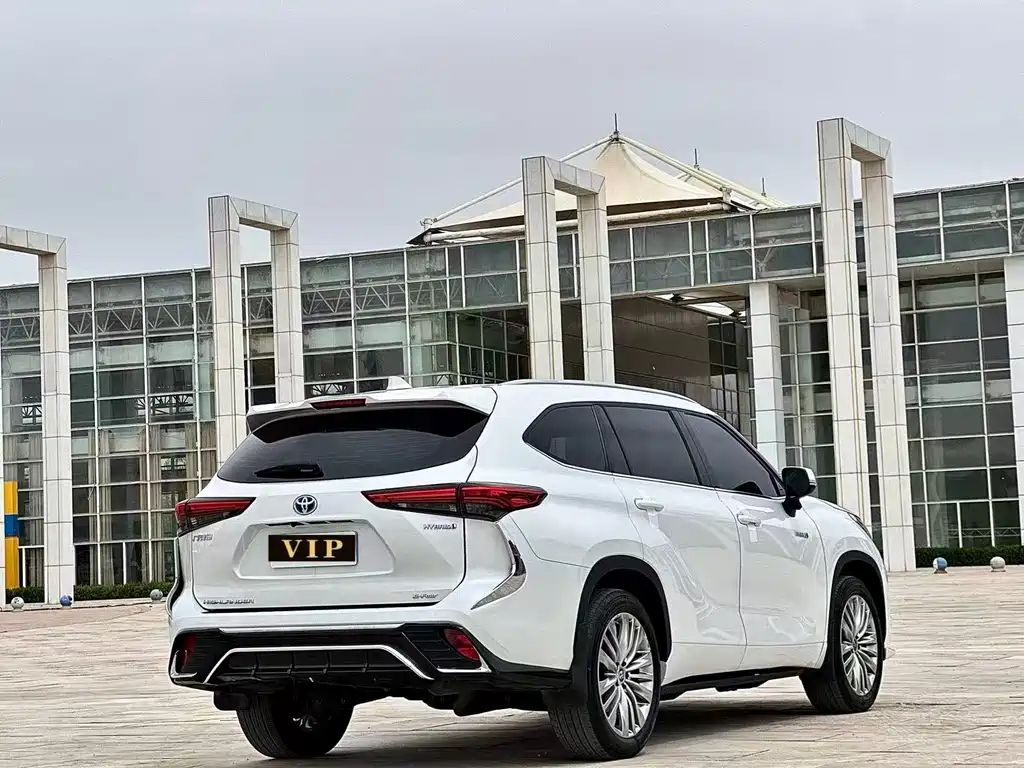 Highlander 2.5 L Smart e-Hybrid Dual Engine 4 WD Luxury 7-seat