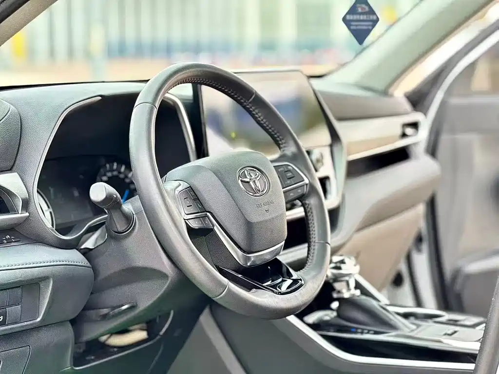Highlander 2.5 L Smart e-Hybrid Dual Engine 4 WD Luxury 7-seat