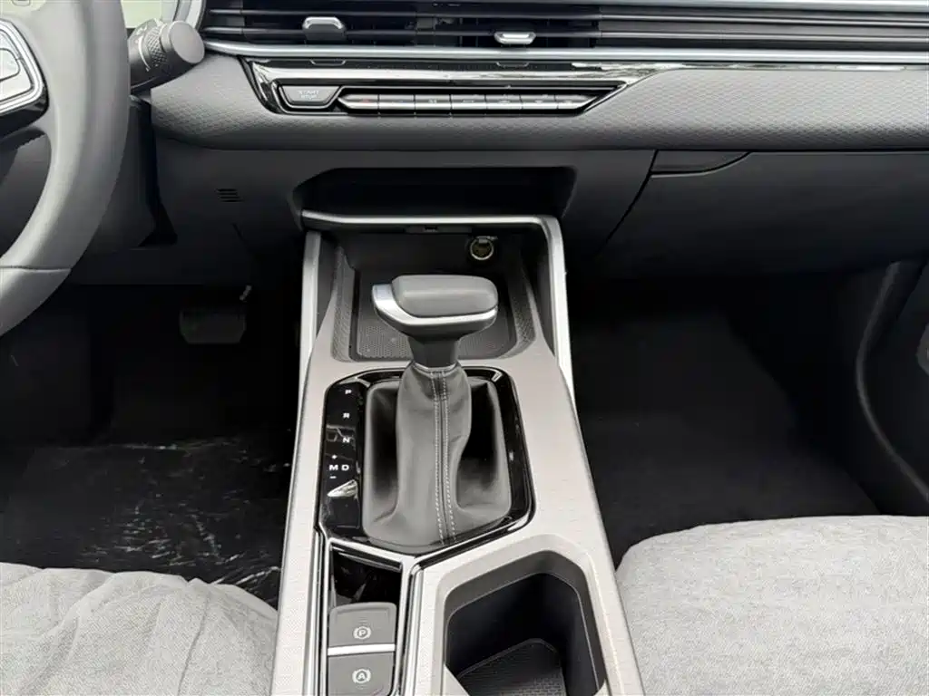 Emgrand 帝豪 2026款 400万纪念款 1.5 L CVT飞越型