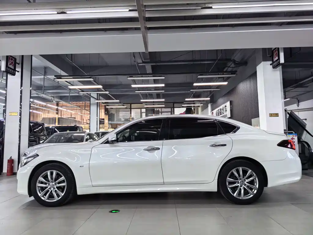 Infiniti Q70 Q70 L 2.5 L Elite