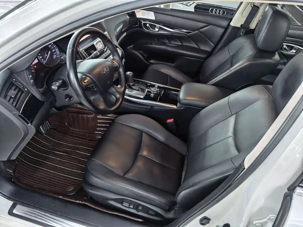 Infiniti Q70 Q70 L 2.5 L Elite