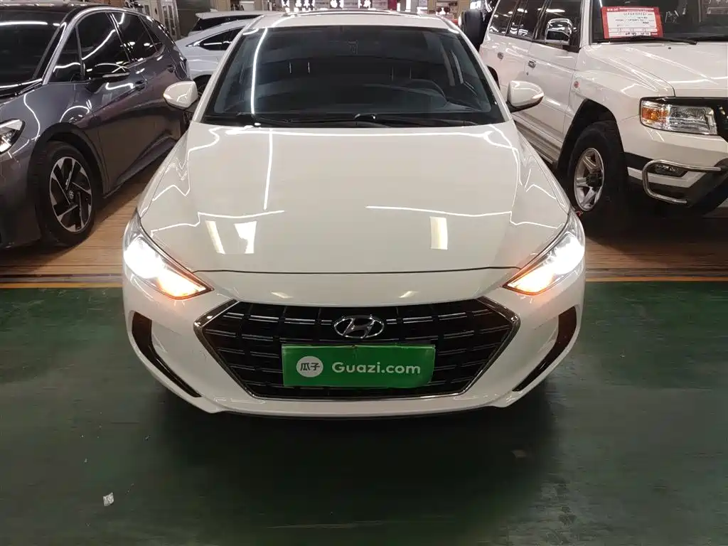 Elantra 1.5 L CVT Smart Dazzle · Elite