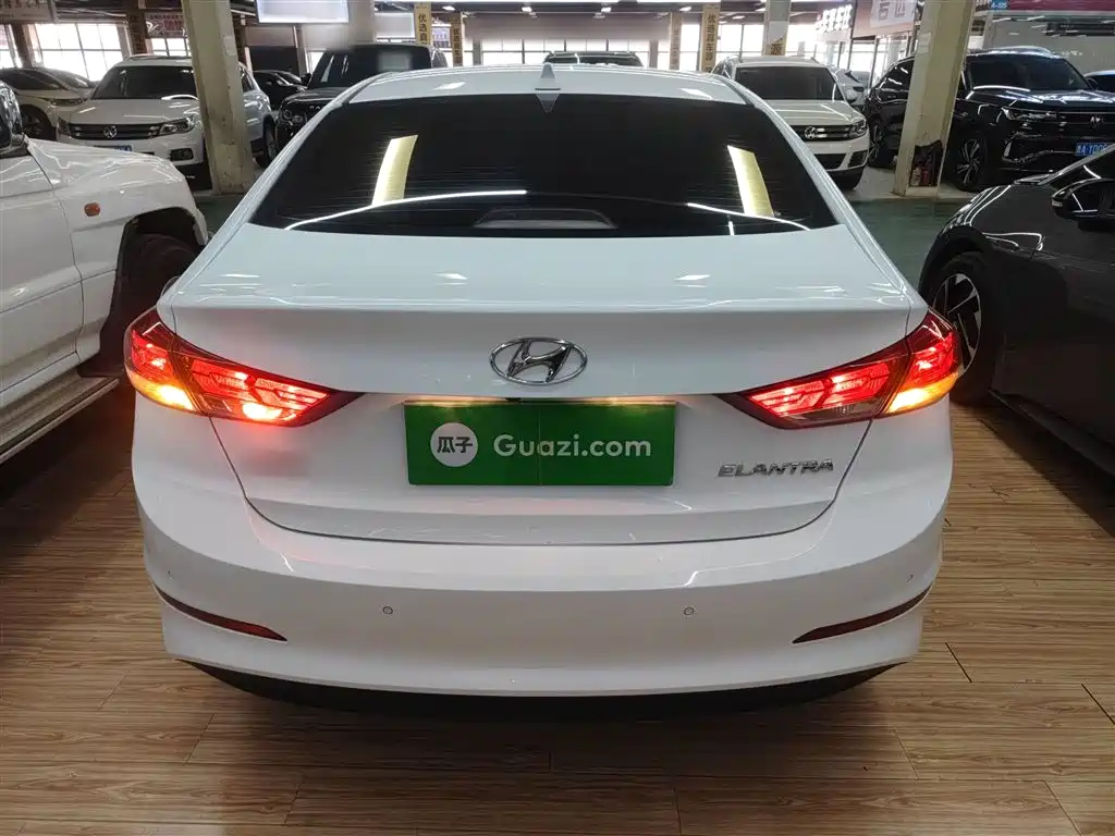 Elantra 1.5 L CVT Smart Dazzle · Elite