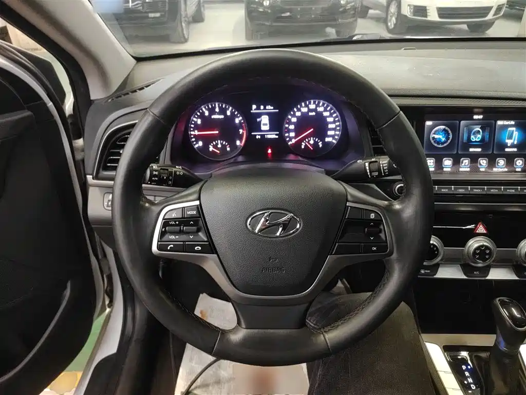 Elantra 1.5 L CVT Smart Dazzle · Elite