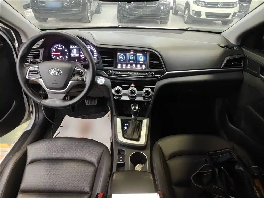 Elantra 1.5 L CVT Smart Dazzle · Elite