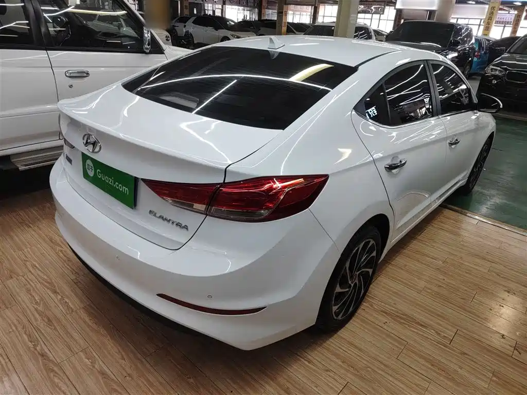 Elantra 1.5 L CVT Smart Dazzle · Elite