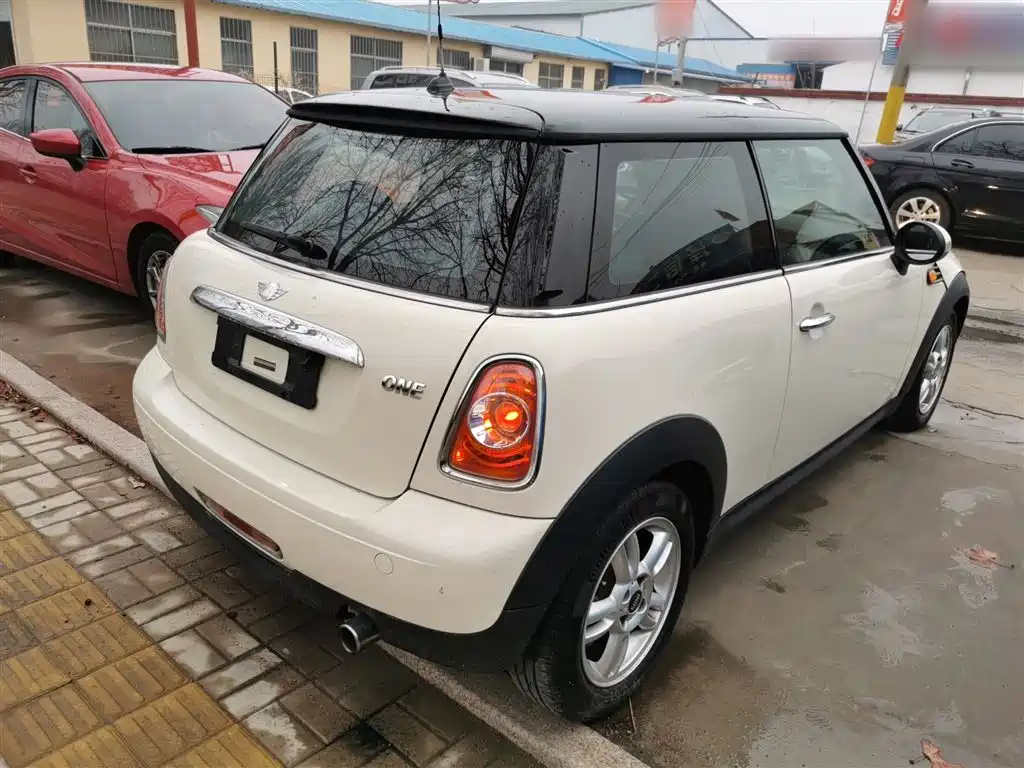 MINI 1.6 L ONE