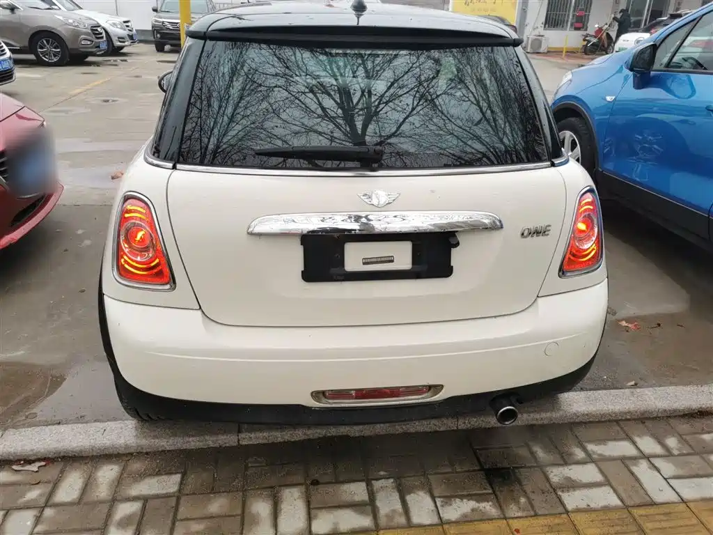 MINI 1.6 L ONE