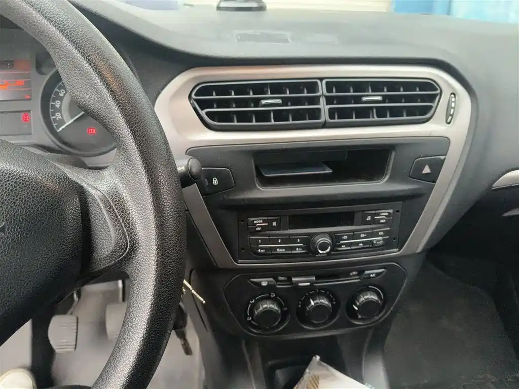Peugeot 301 1.6 L Manual Comfort