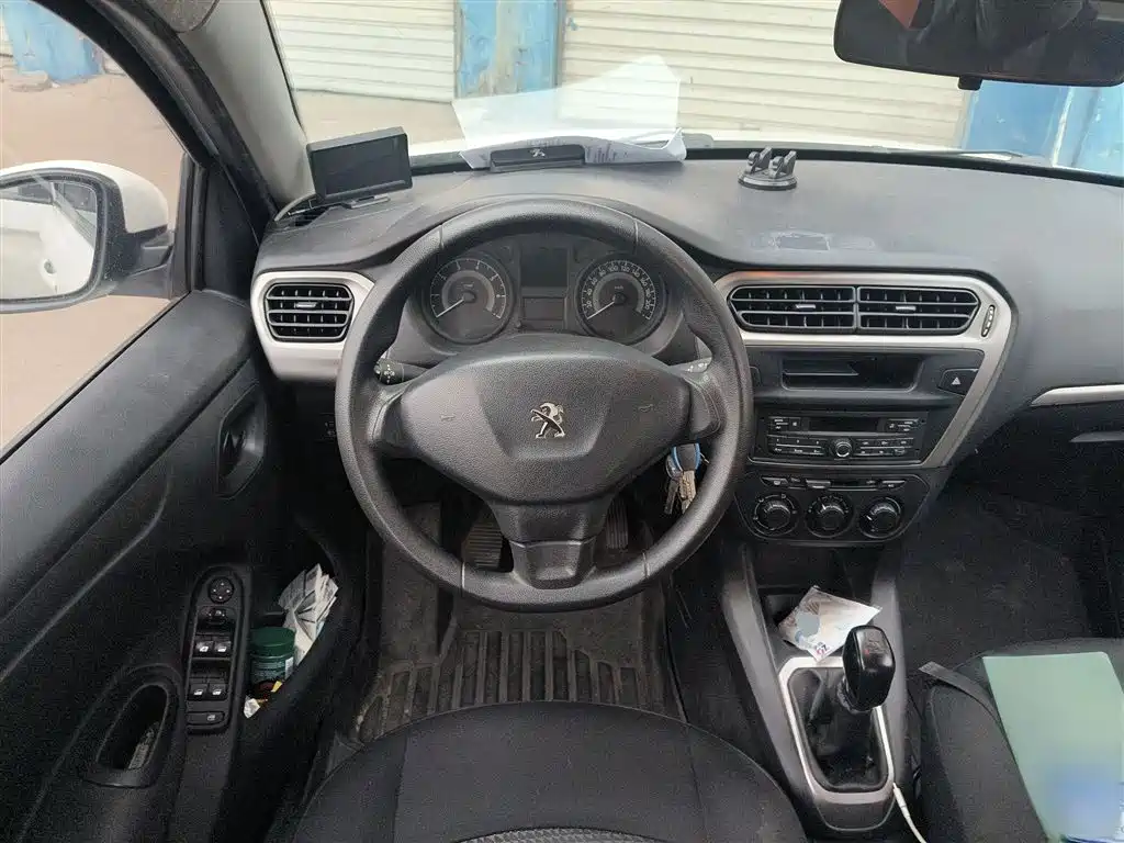 Peugeot 301 1.6 L Manual Comfort