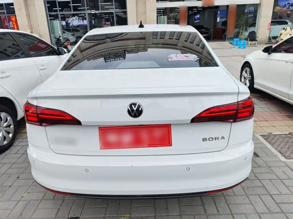 Bora 1.5 L Auto Comfort Connected