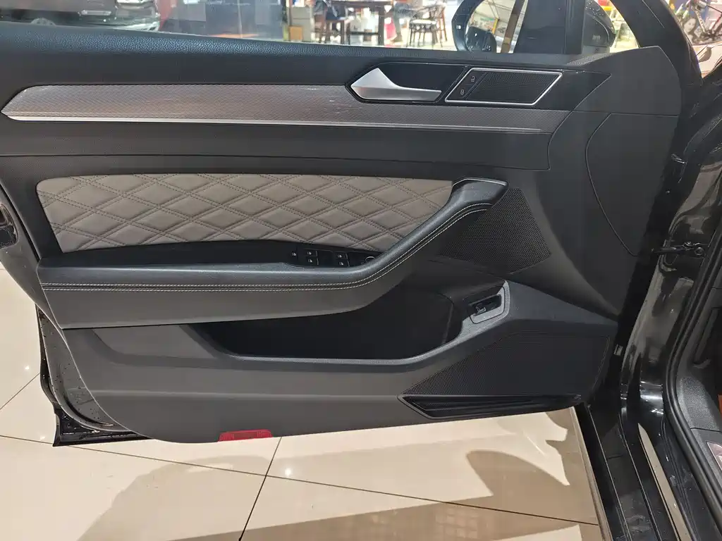 Magotan 200 10 K Commemorative 330 TSI DSG Leading