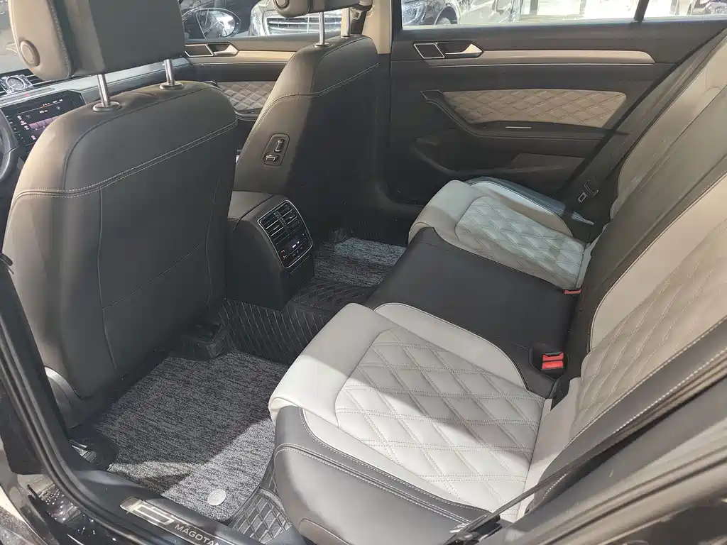 Magotan 200 10 K Commemorative 330 TSI DSG Leading