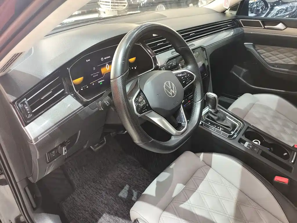 Magotan 200 10 K Commemorative 330 TSI DSG Leading