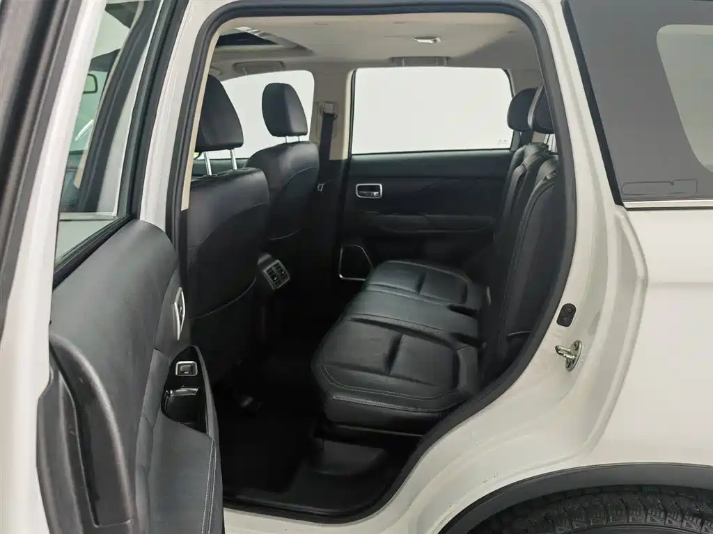 Outlander 2.0 L 2 WD Smooth Enjoyment 5-seat CN-V