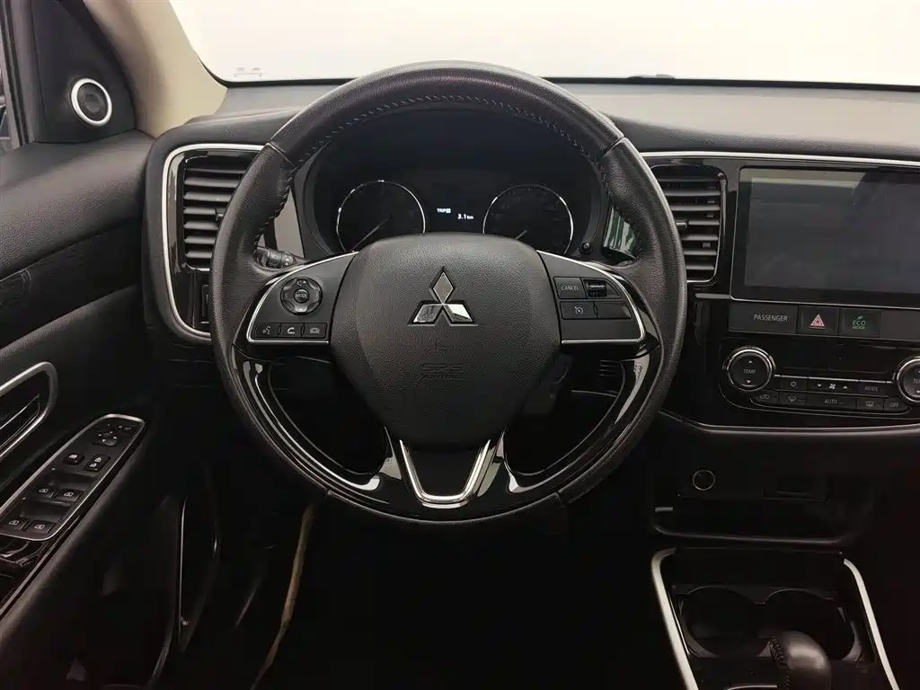 Outlander 2.0 L 2 WD Smooth Enjoyment 5-seat CN-V