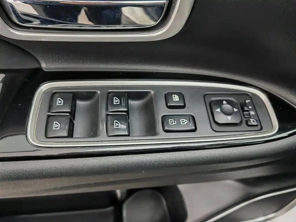 Outlander 2.0 L 2 WD Smooth Enjoyment 5-seat CN-V