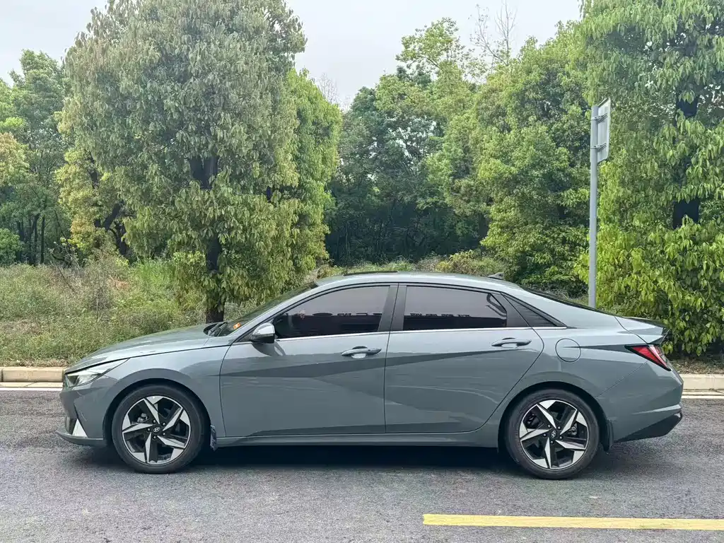 Elantra 240 TGDi DCT LUX Distinguished